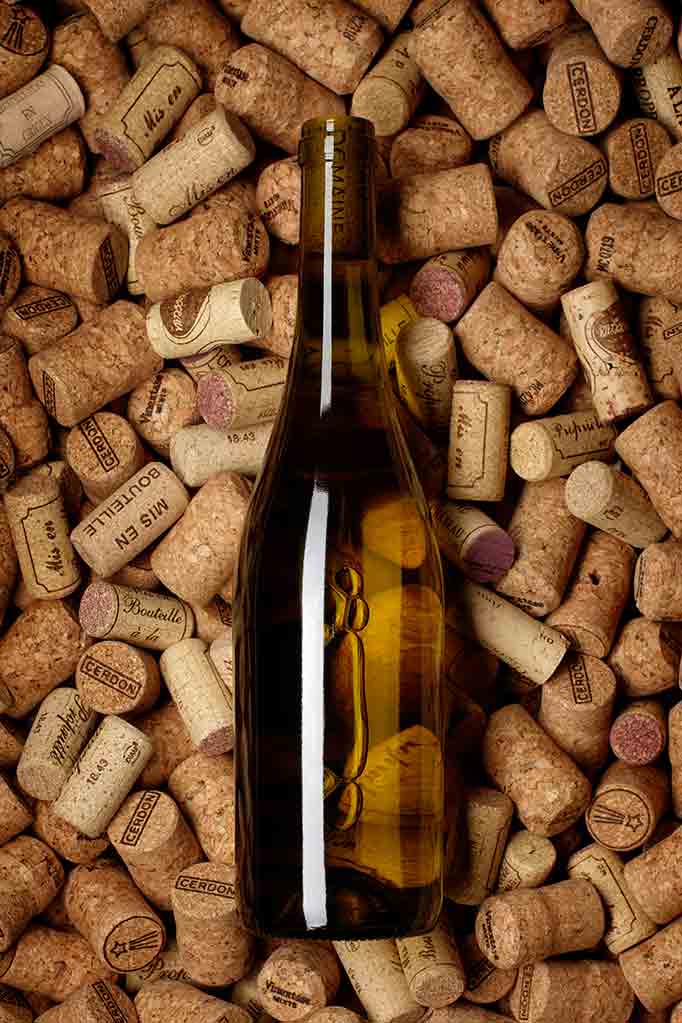 Bouteille de vin blanc sur un lit de bouchons
