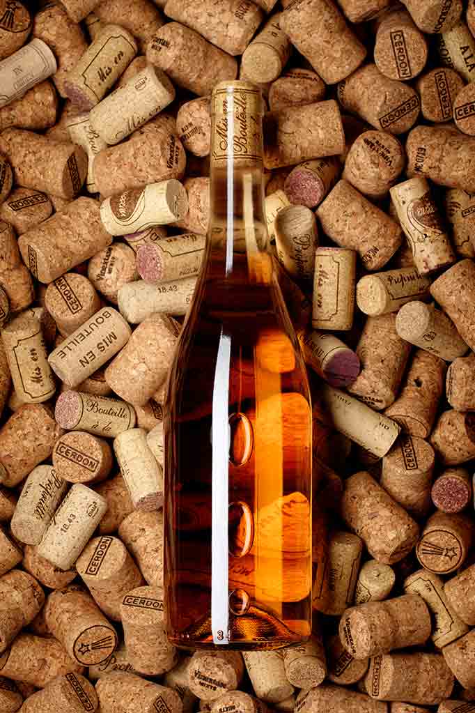 Bouteille de vin rosé sur un lit de bouchons