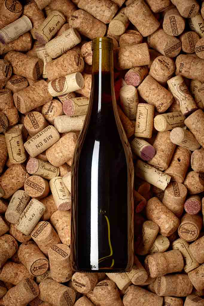 Bouteille de vin rouge sur un lit de bouchons